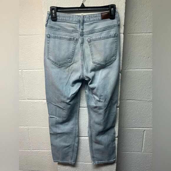 Hollister Women's Ultra High-Rise Ripped
Light Wash Mom Jeans in Light. Size 27 - Picture 3 of 3